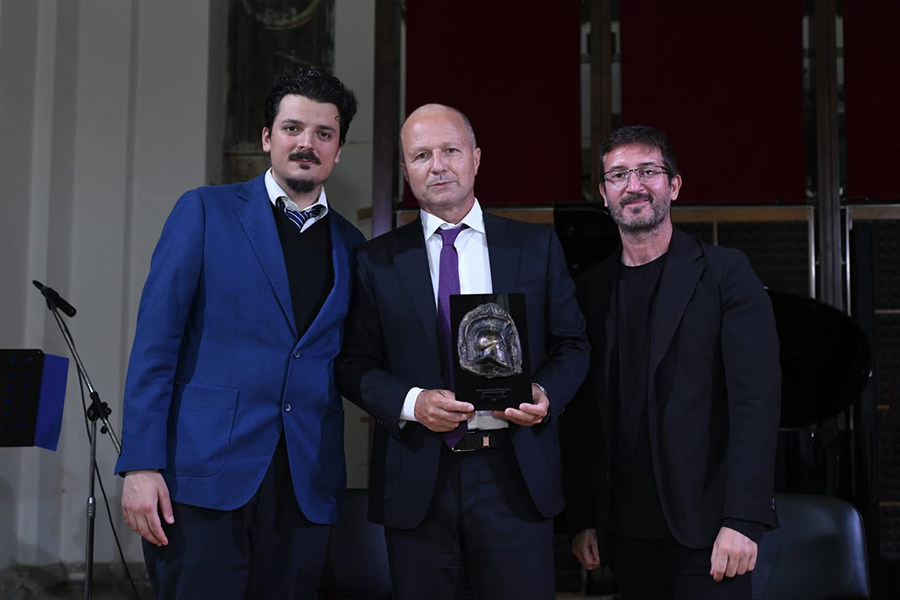 Il Presidente F.I.L.I.N.S. Raffaele Iervolino riceve il Premio Istruzione